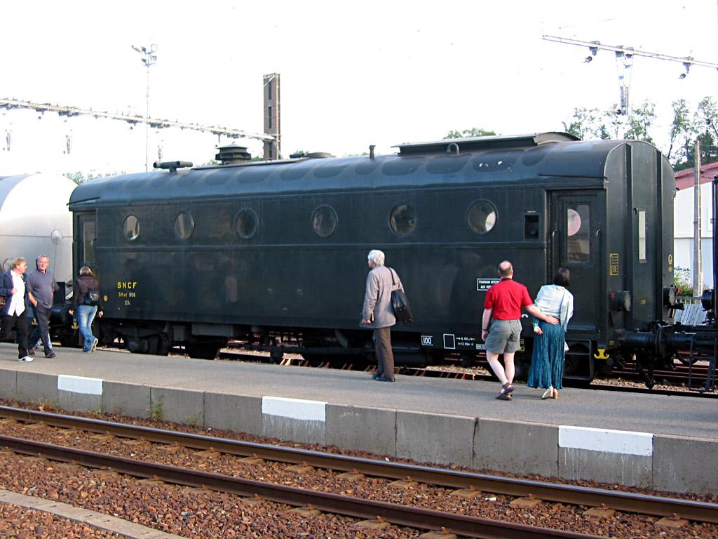 Wagon SNCF noir du Train Historique Toulouse sur voie ferrée