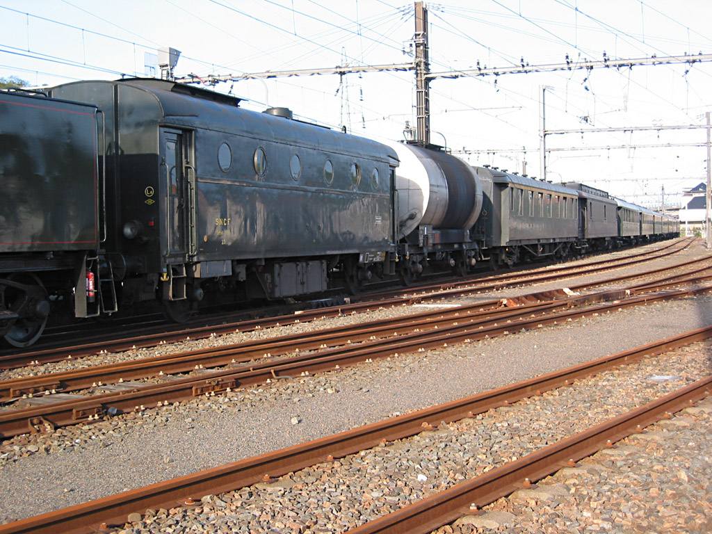 Train Historique Toulouse avec wagons anciens sur voies ferrées